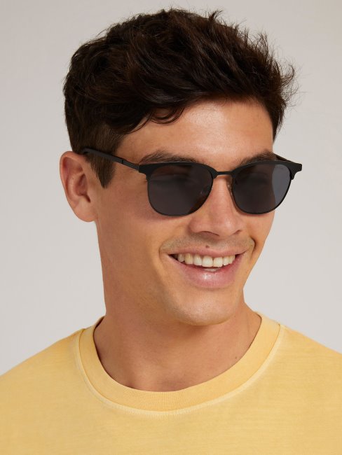 Modèle De Lunettes De Soleil Browline Noir Guess