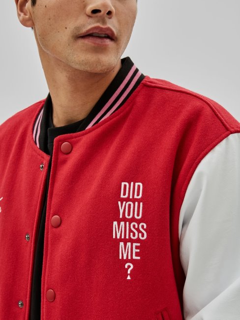 Blouson Rouge à Imprimé Multiple à L'arrière Guess