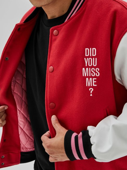 Blouson Rouge à Imprimé Multiple à L'arrière Guess