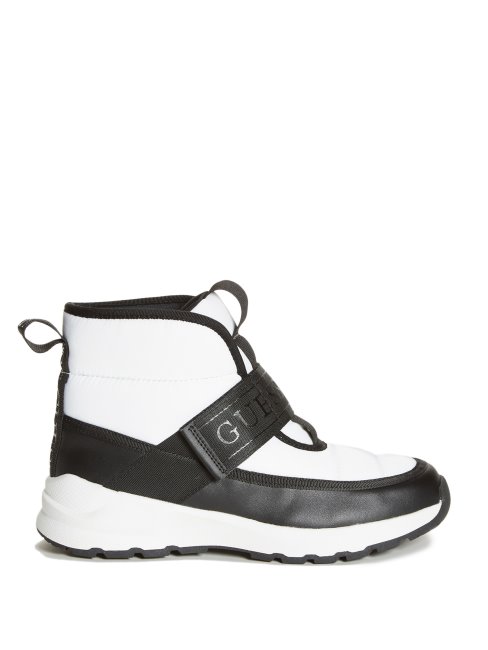 Chercher Des Bottes De Baskets Suppose Que Panna