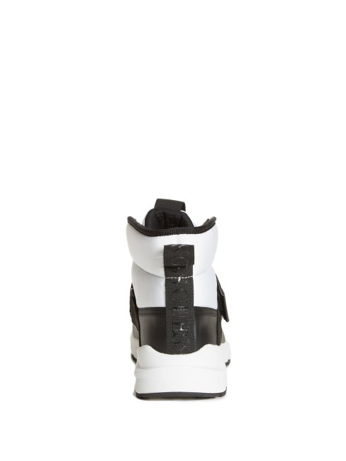 Chercher Des Bottes De Baskets Suppose Que Panna