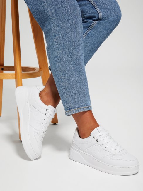 Guess Baskets Basses à Logo Cleva Panna
